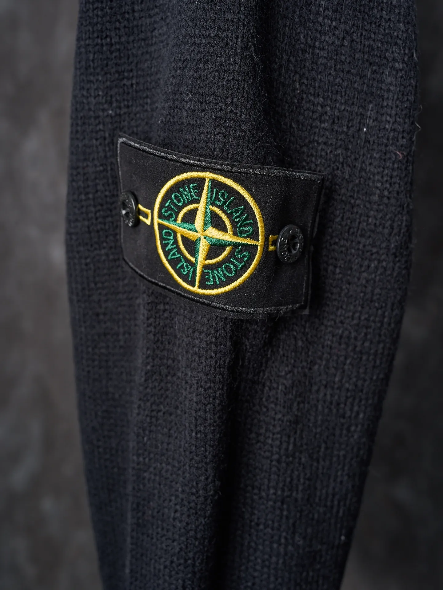 P410 Actual auction】Stonesland/Stone Island knitted round neck long-sleeved sweater with embroidered arm logo [Color] Black Gray Apricot [Ready Stock] S M L XL Made of 30% wool, 50% cotton, 20% spandex. The arm embroidery logo is made of double-layer soft leather, with embroidery logo technology on the surface and embellishment with the brand logo. Comes with laser engraved metal buttons. Garment washing-fixing color-fixing pattern-removing wool impurities.  This style is woven with a 7-needle imported machine, with knitted threads on the neck and hem, and embroidered logos on the arms to present the brand vision.